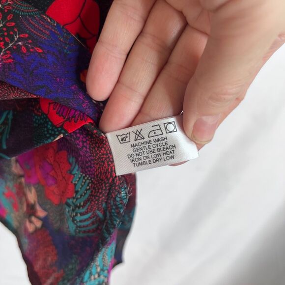 Violet & Claire Dark Floral Bell Sleeve Tie Neck Boho Peasant Blouse Size Medium - Picture 7 of 9